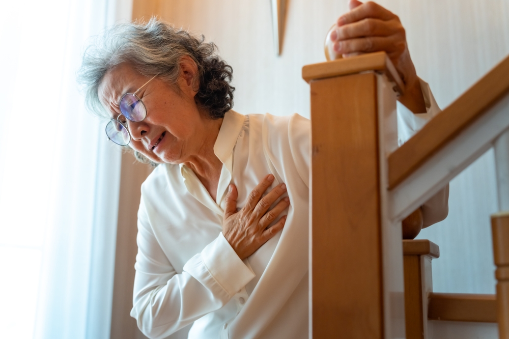 この胸の締めつけ感は大丈夫？狭心症の原因と初期症状を医師が解説